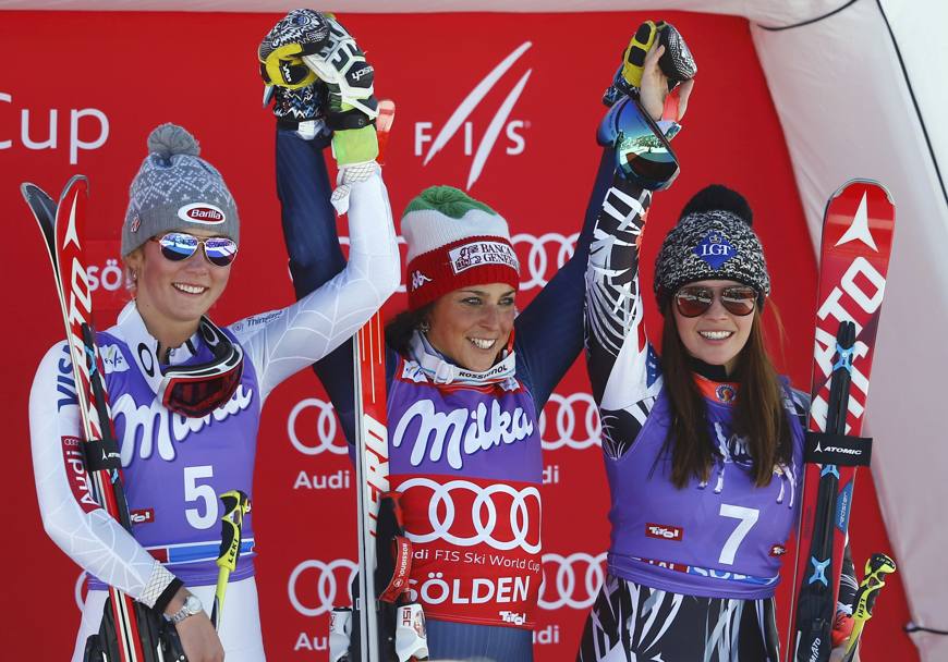 Il podio della prima gara di coppa del Mondo 2015-16: Federica Brignone al centro, tra Mikaela Shiffrin (sin) e Tina Weirather. Reuters